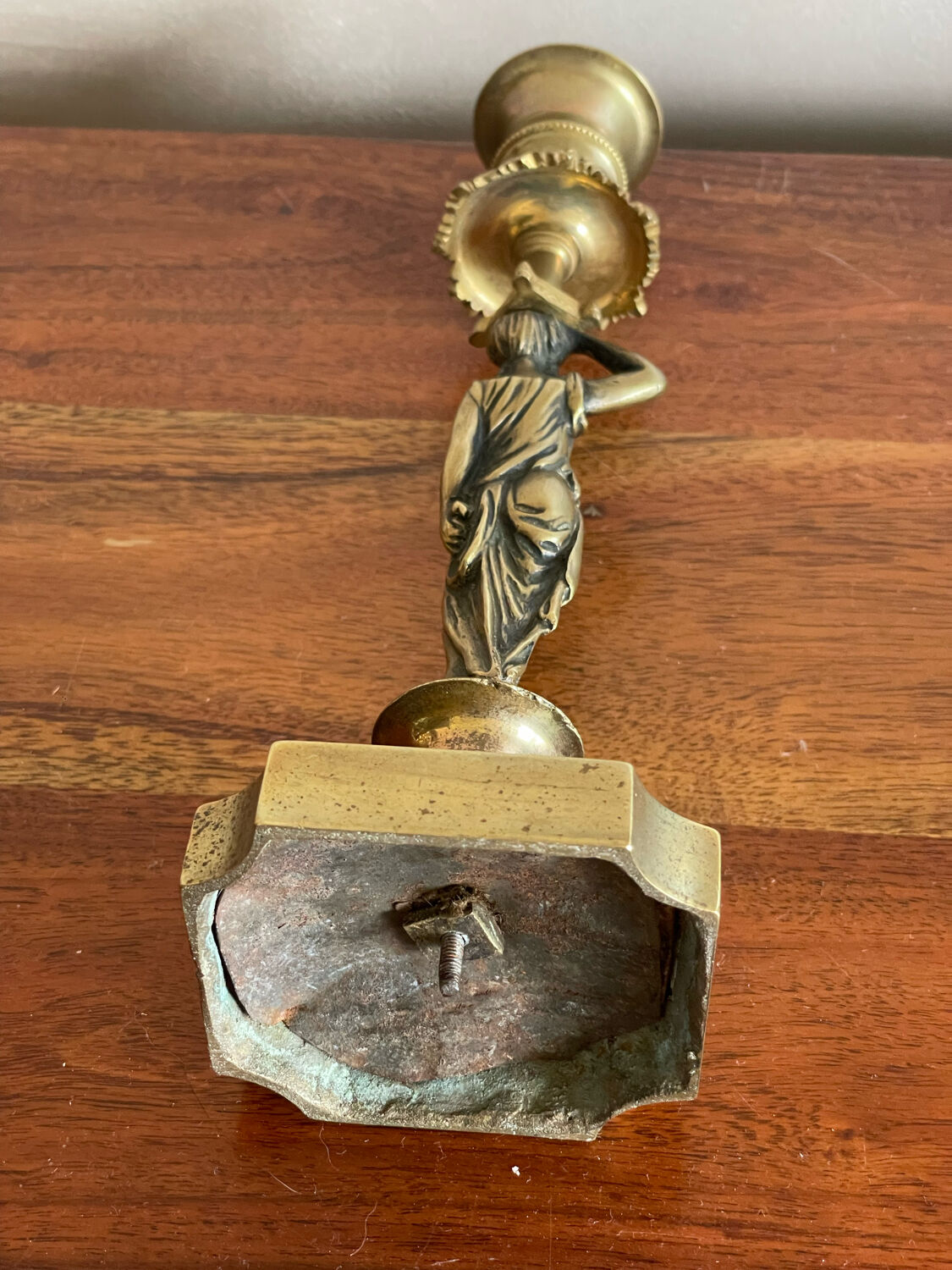 Bougeoir en laiton à décor de femme
