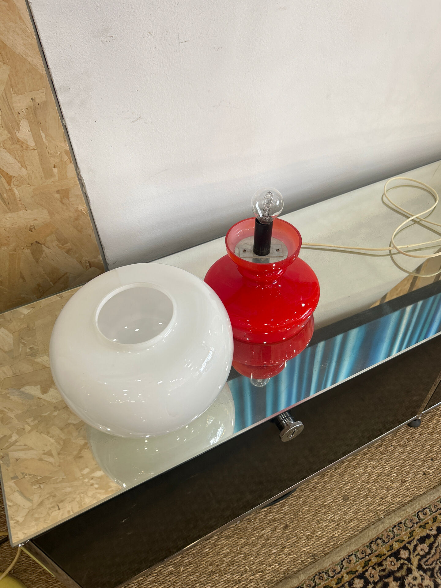 Red and white bedside lamp in opaline.