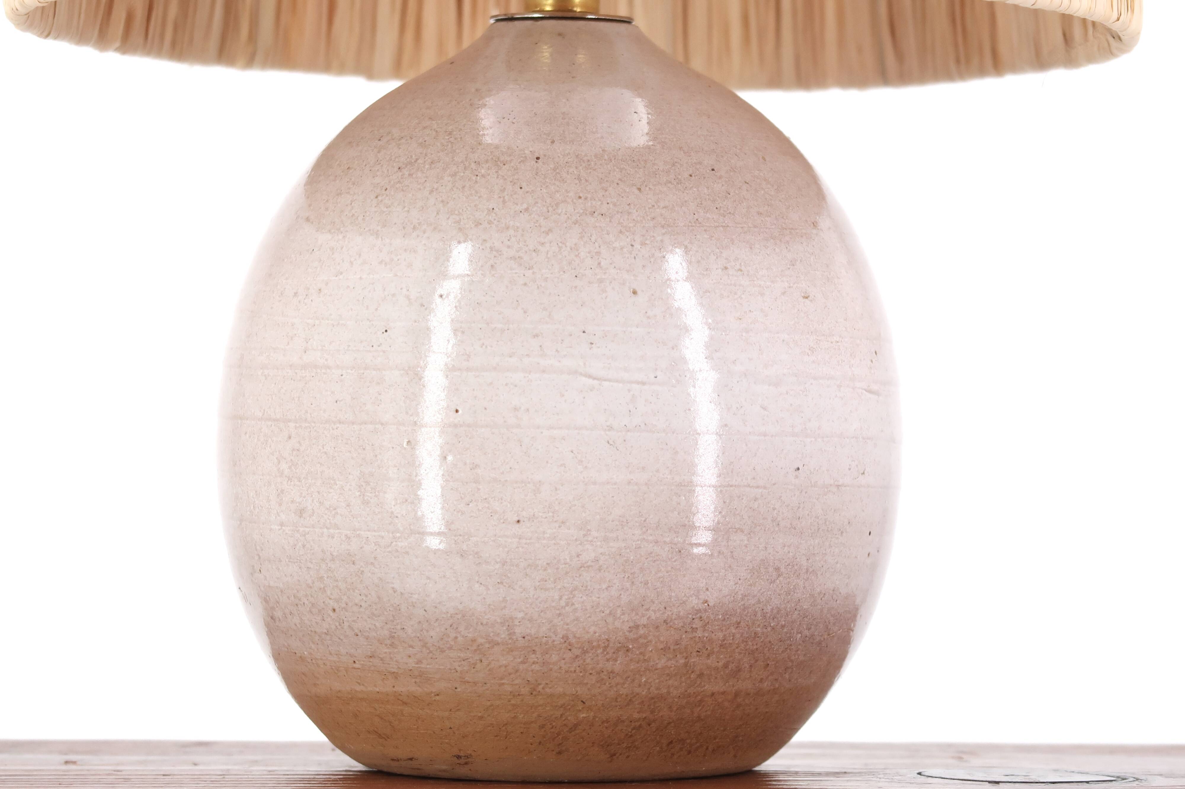 Lampe beige en céramique, abat jour en raphia, années 60