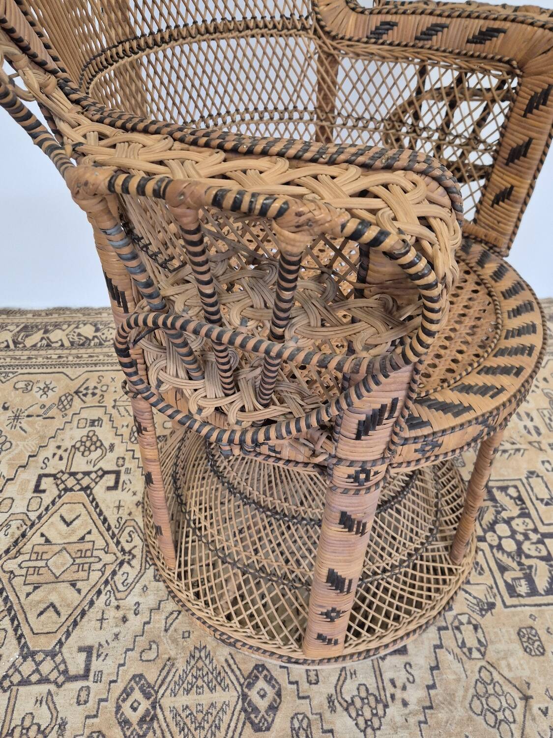 Fauteuil Emmanuelle "Peacock" vintage en rotin