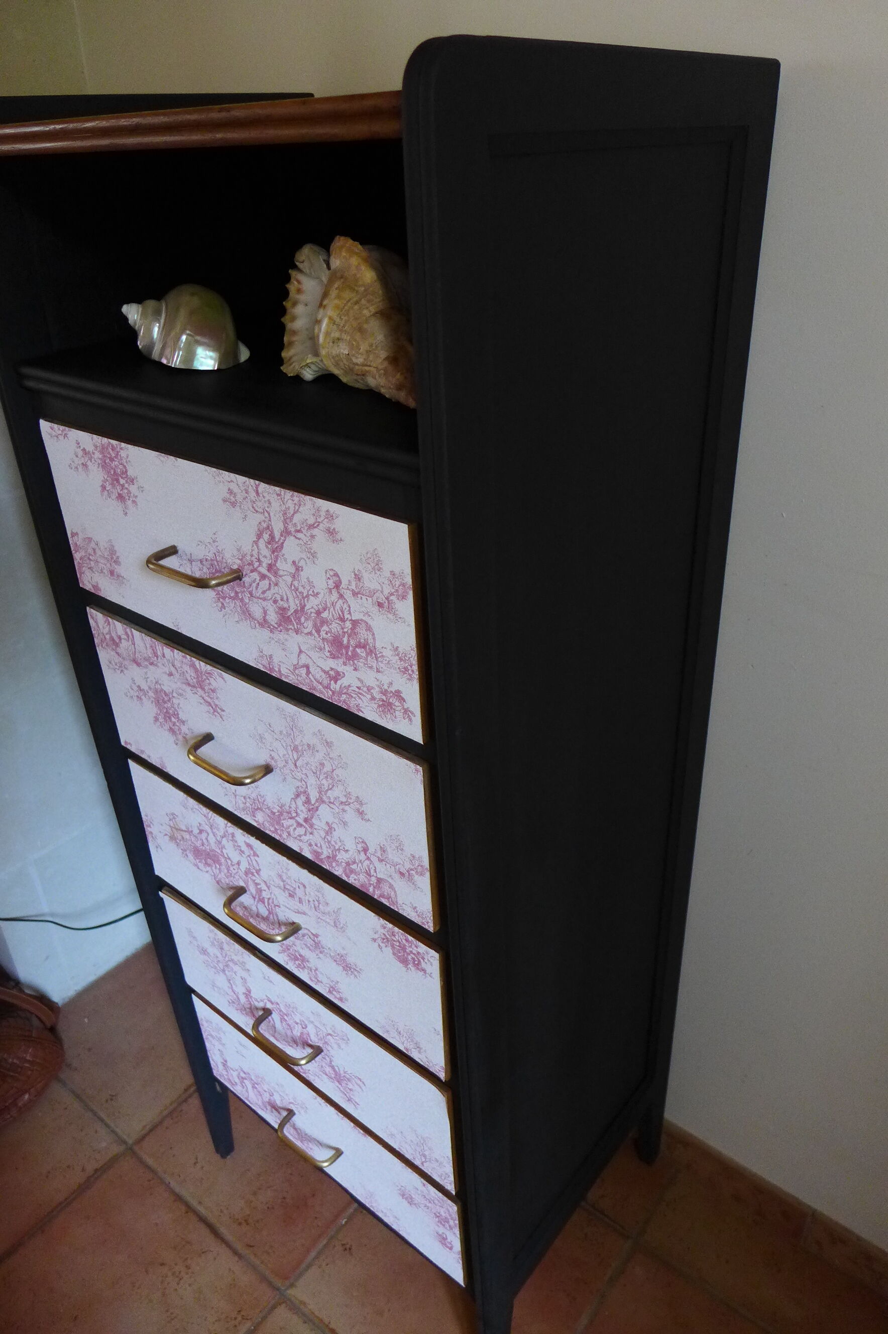 Chest of drawers in black and toile de Jouy