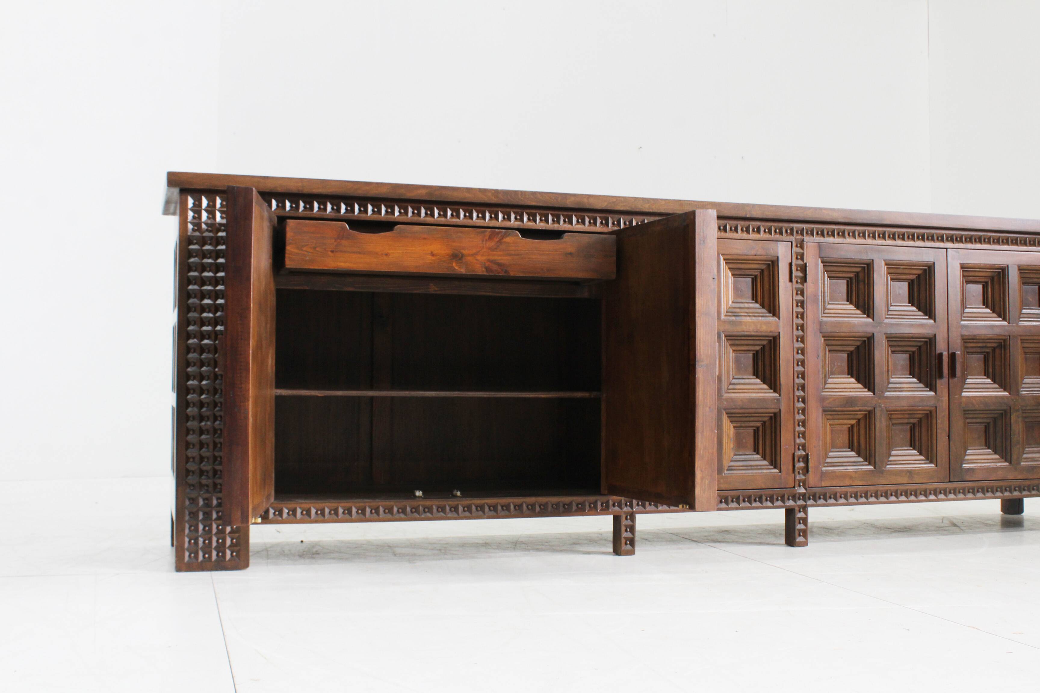 Buffet brutaliste espagnol en bois massif