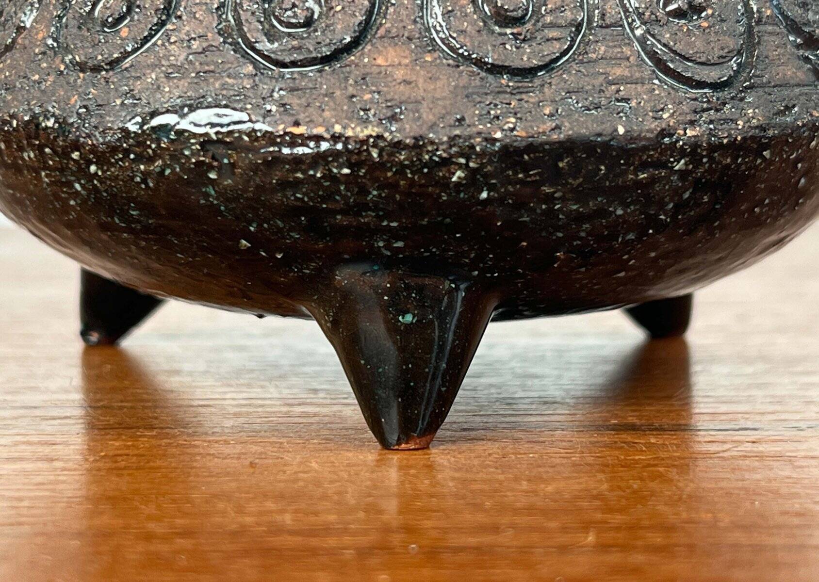 Mid-century studio ceramic tripod vase by Eke Bjeren for Gabriel Keramik, 1960s.