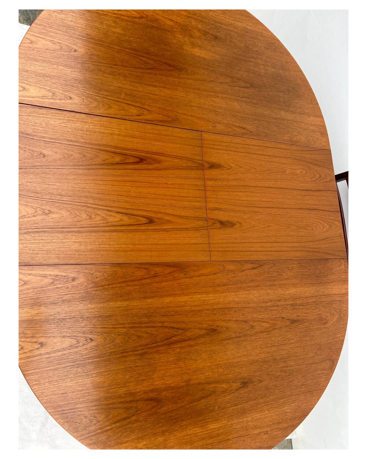 Scandinavian round table with extension