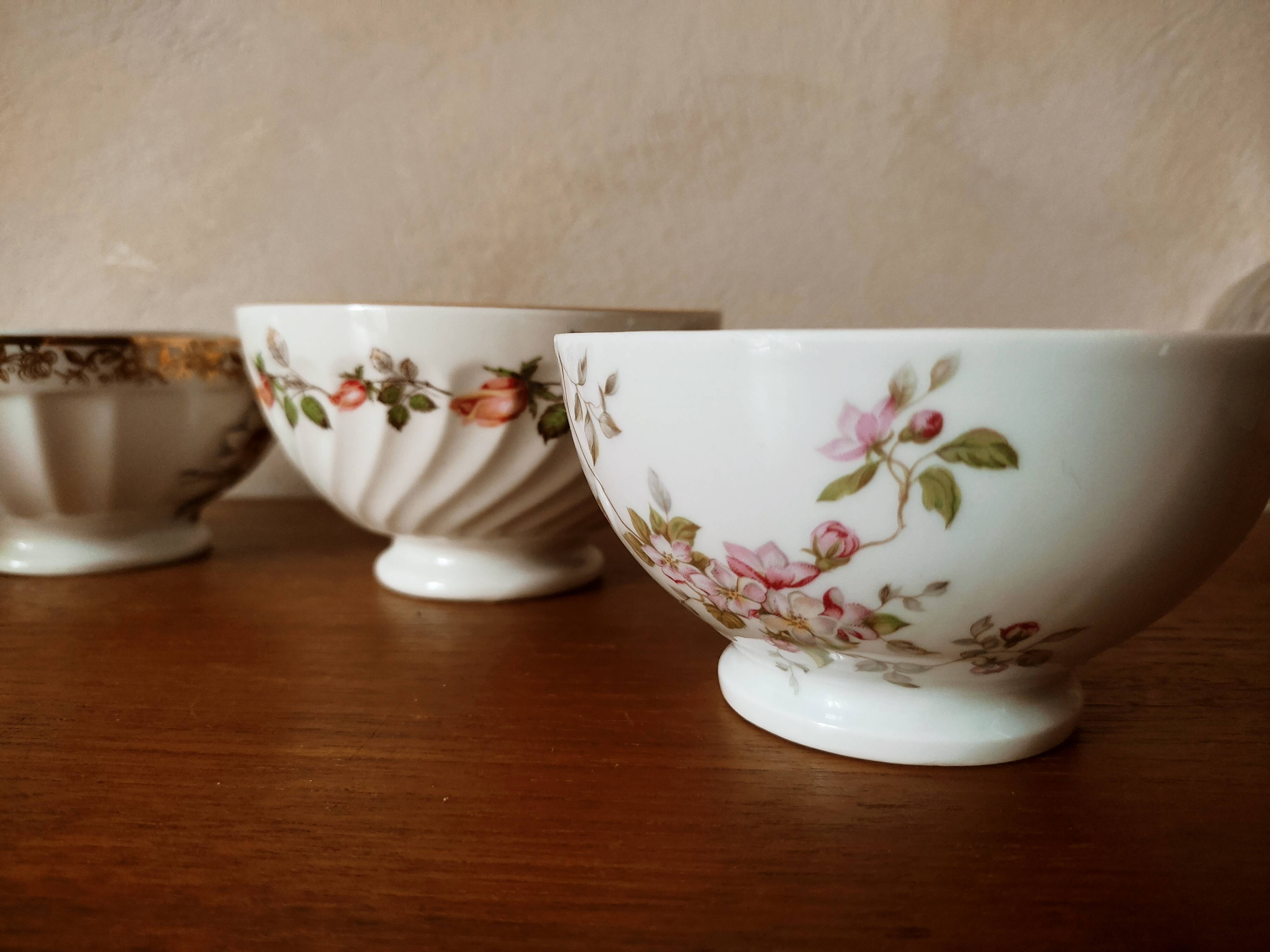 Set of 12 mismatched porcelain bowls