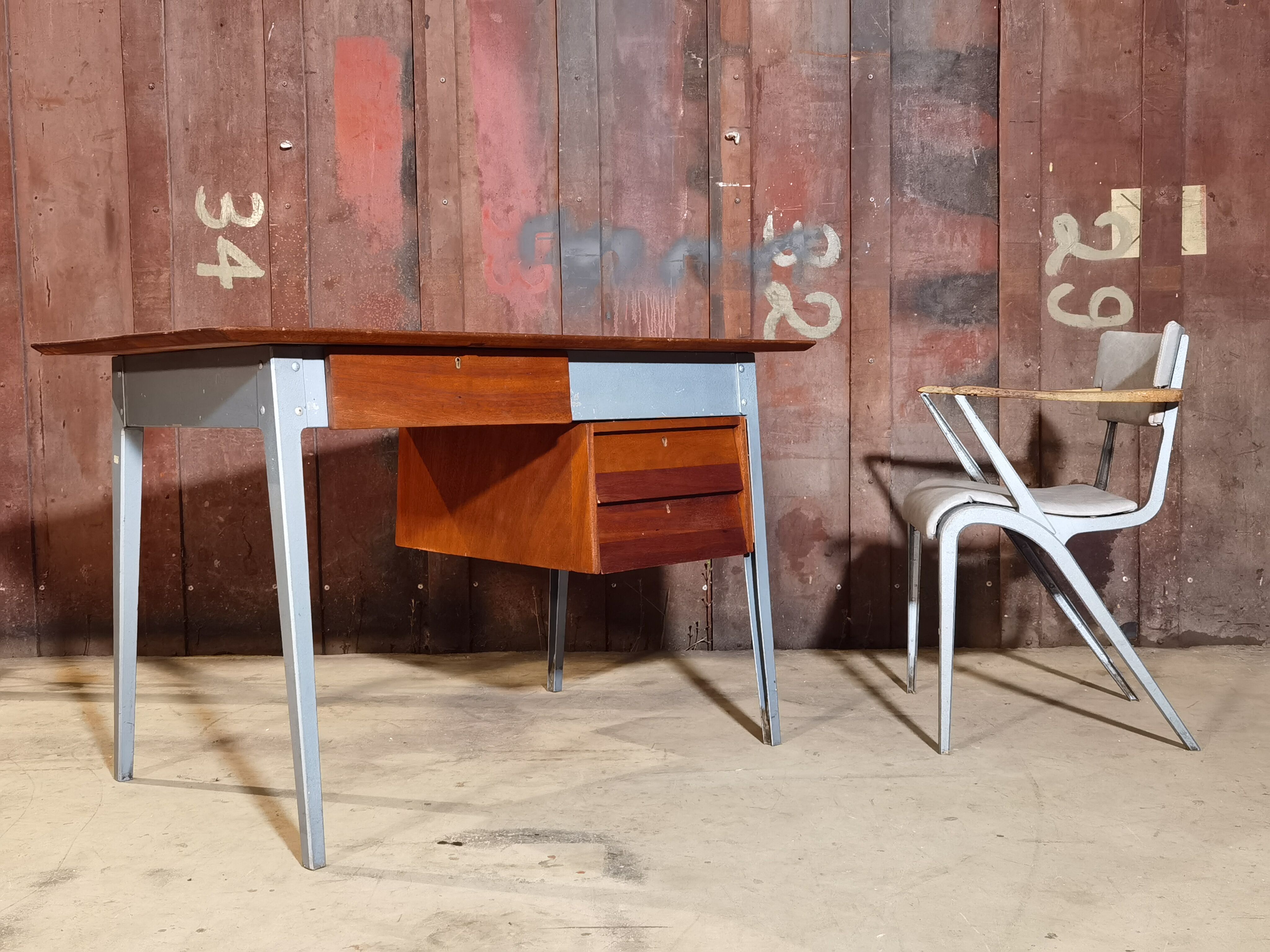 James Léonard's 6212 desk and chair for ESA Esavian