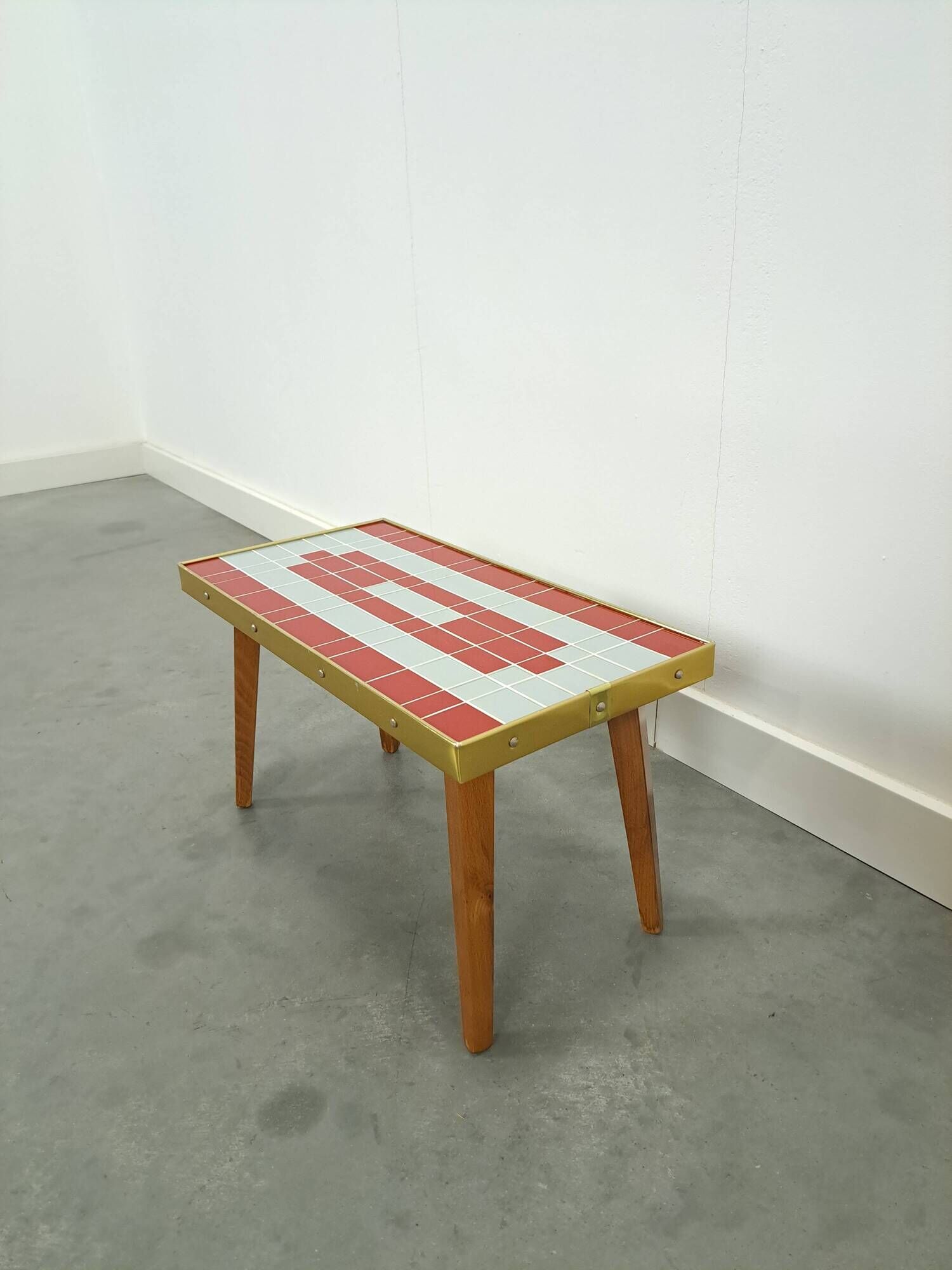 Table d'appoint design Hellerau à damier avec verre et bord doré No. 15