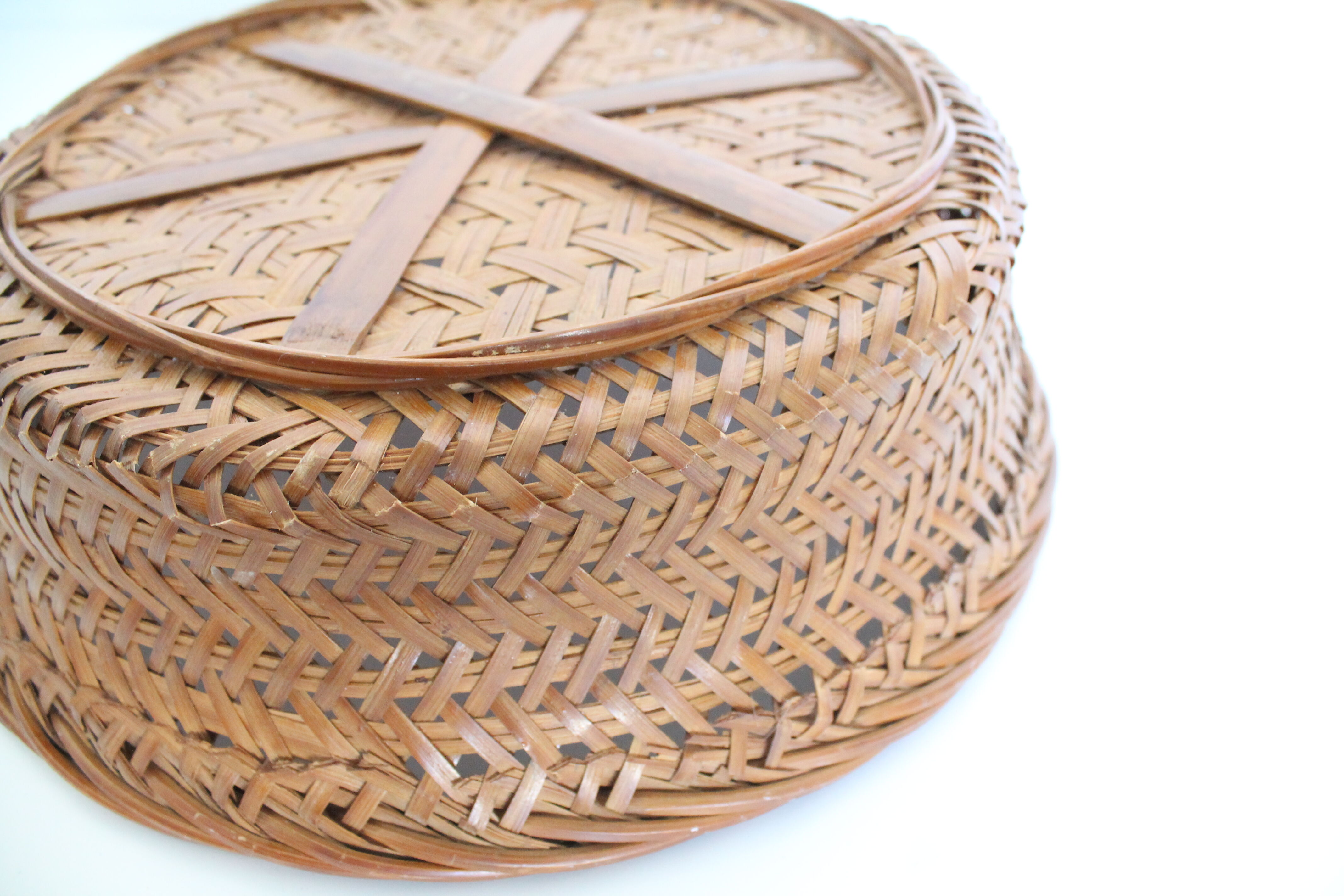 Wicker basket, fruit cut