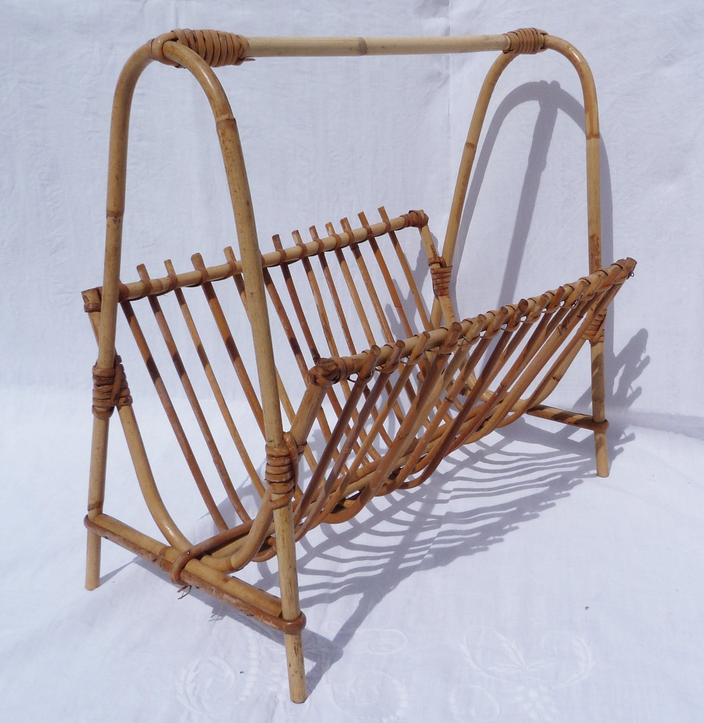 Magazine rack in bamboo