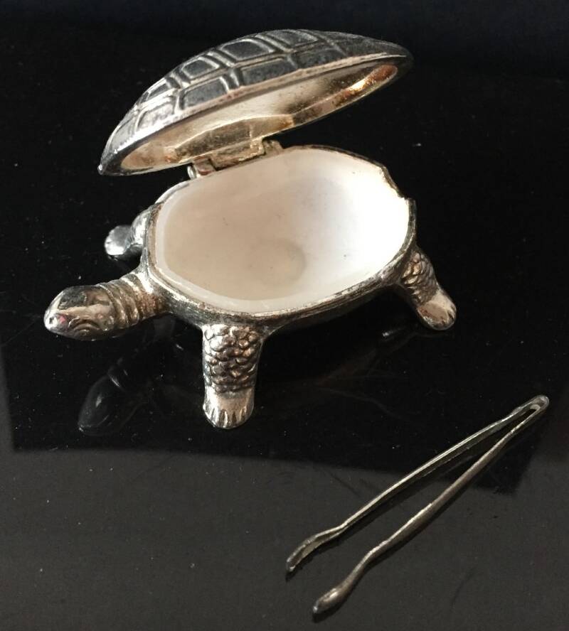 Small turtle mini-lollipops (or other) with pliers