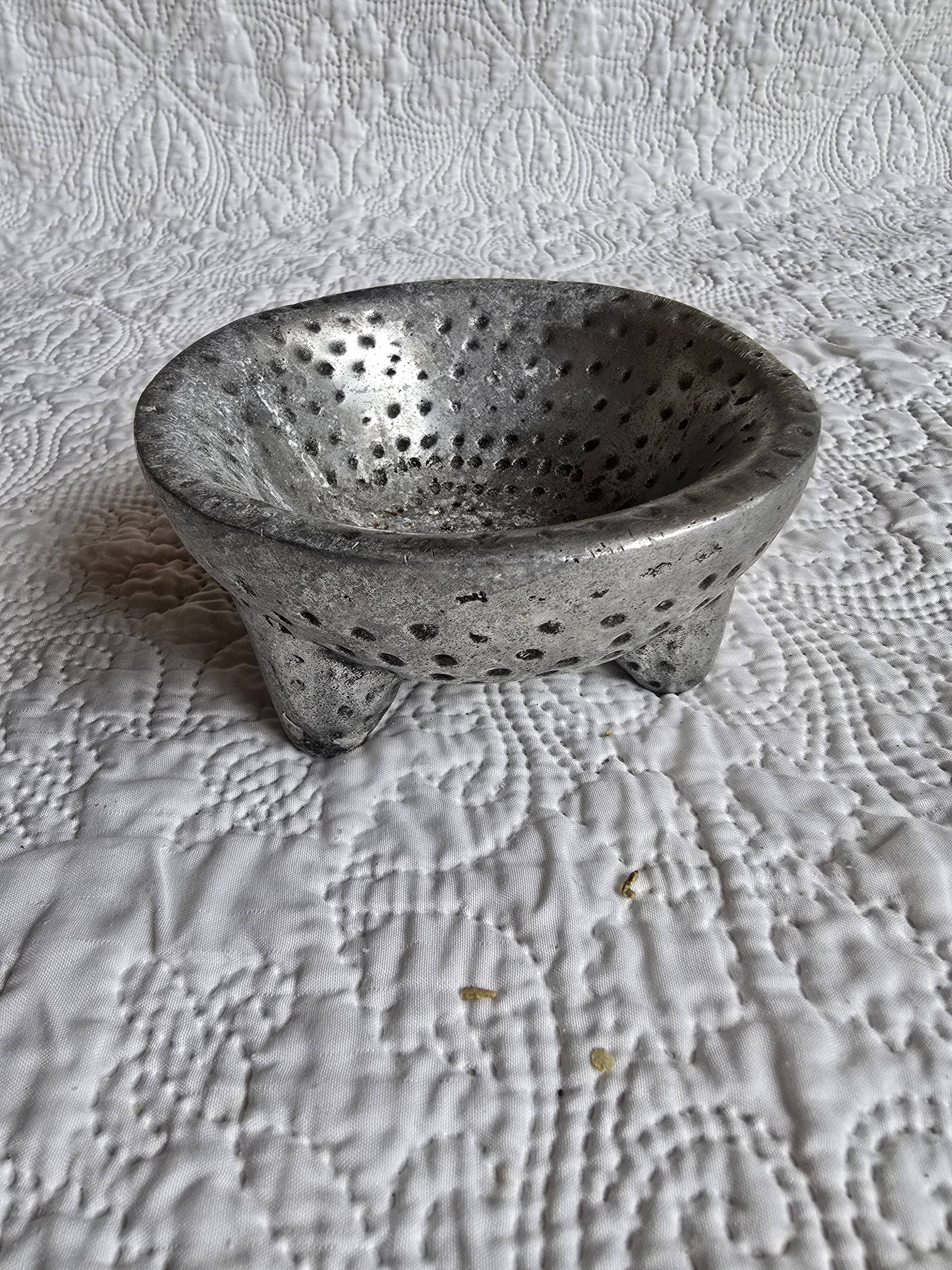 Vintage tripod bowl in hammered metal – brutalist catchall