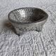 Vintage tripod bowl in hammered metal – brutalist catchall