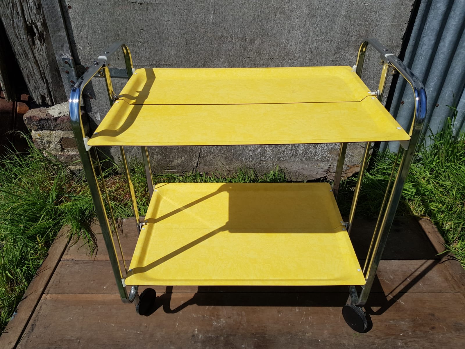 Serving table 1970