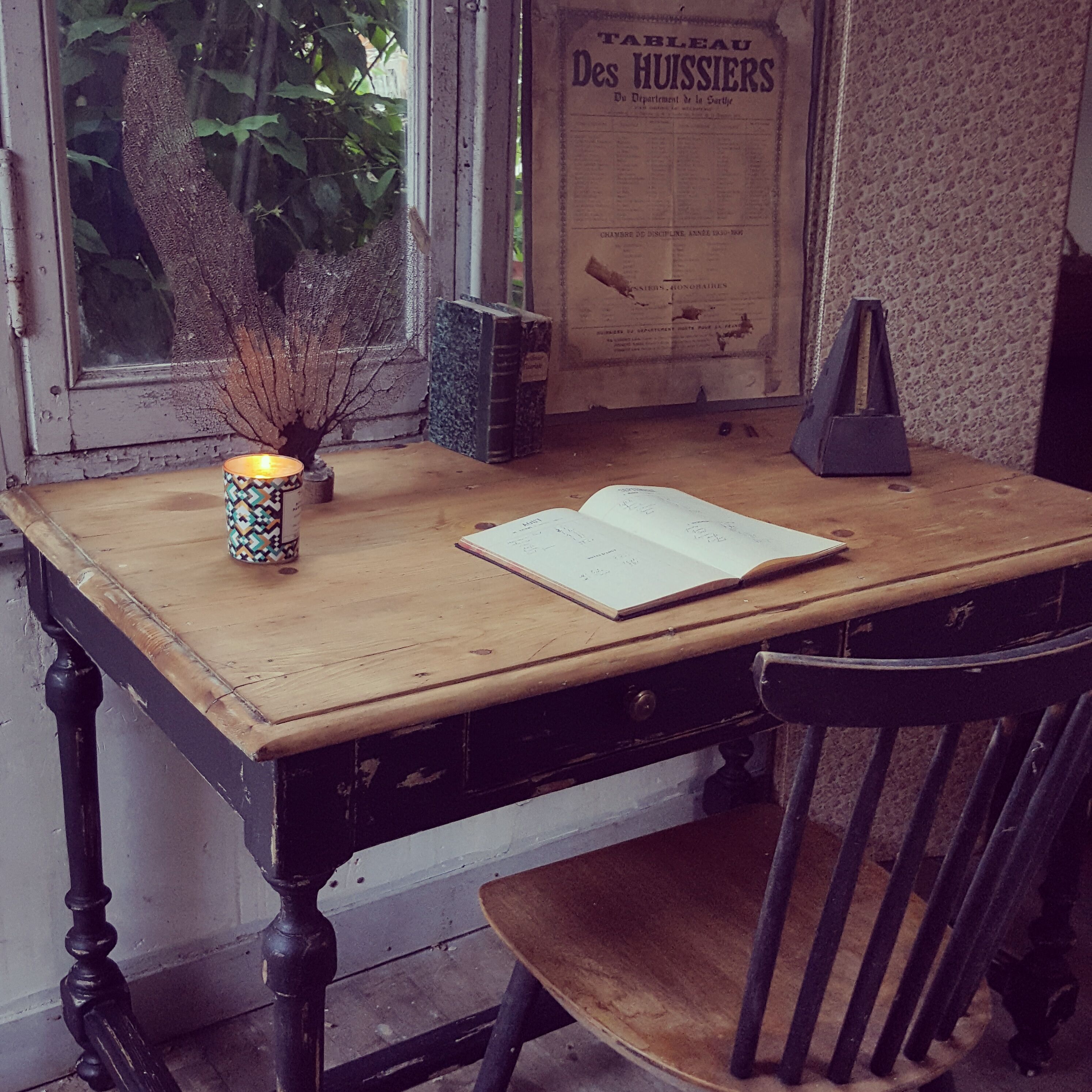 Black and wood table desk