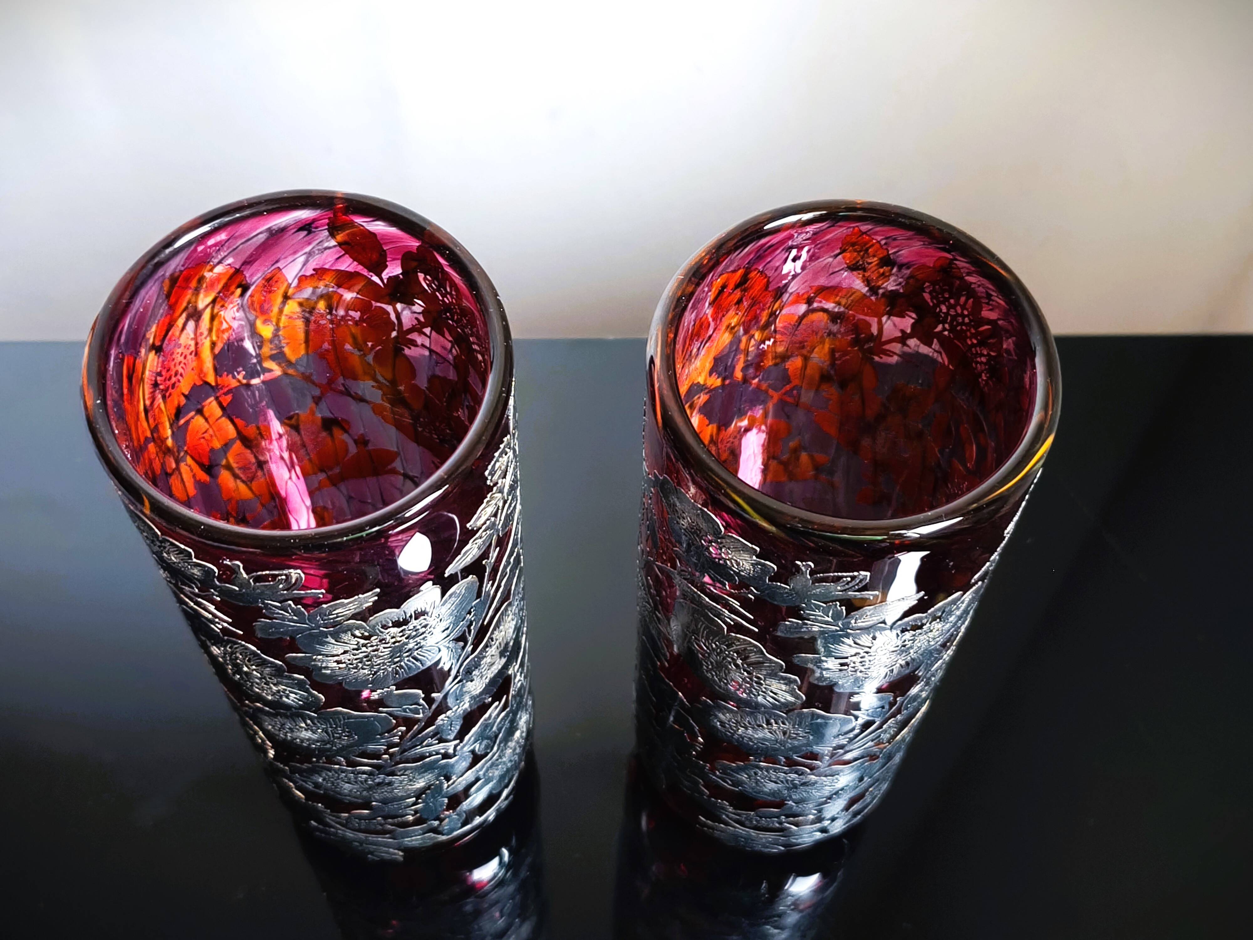 Paire de vases Laugharne avec revêtement en argent, en verre soufflé à la main de couleur rubis marbré.