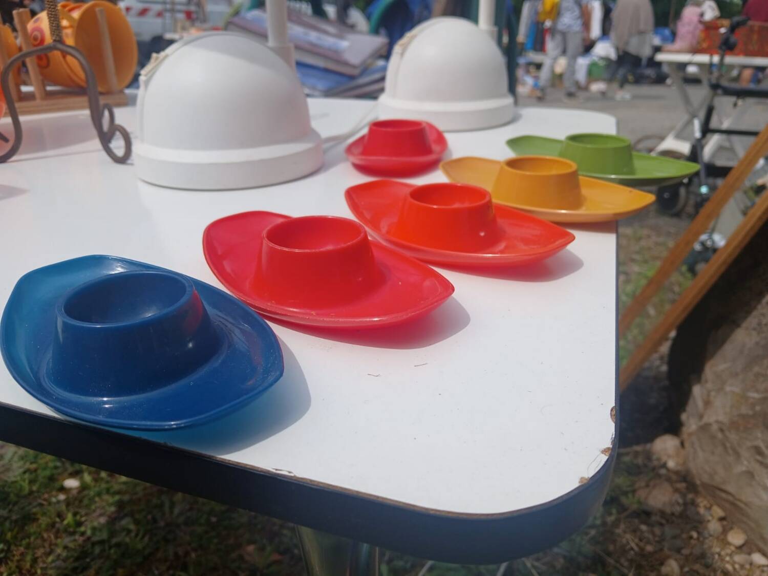 Set of 6 multicoloured vintage egg cups — Space Age pop design