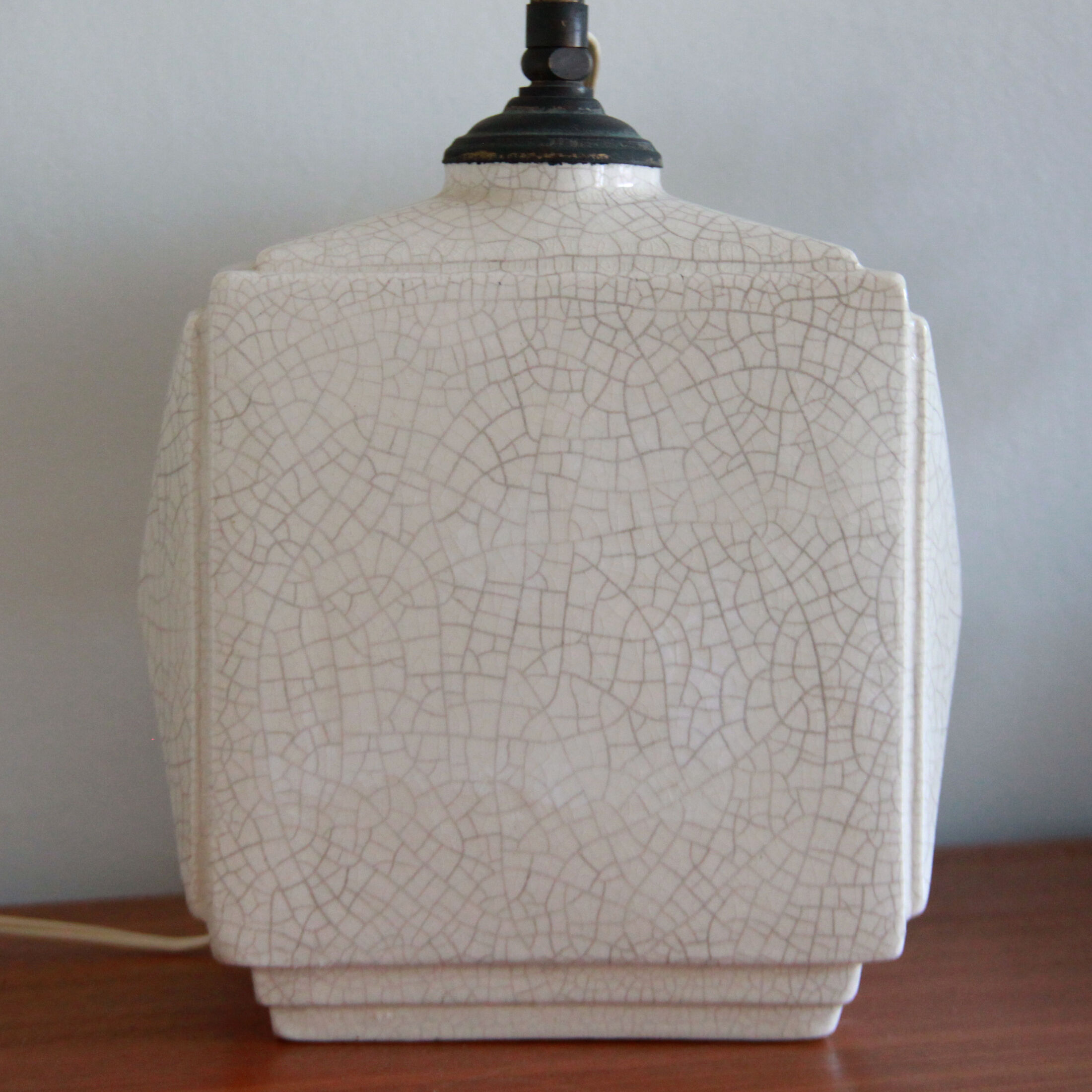 Cracked ceramic bedside lamp