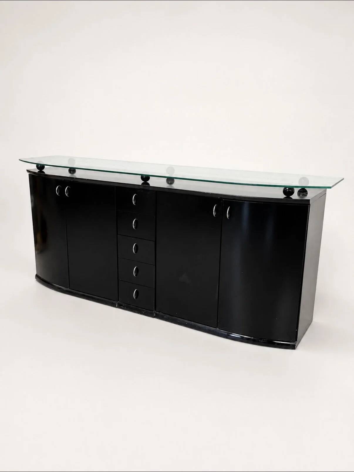 Buffet postmoderne en laque noire avec plateau en verre sur pieds boule