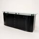 Buffet postmoderne en laque noire avec plateau en verre sur pieds boule