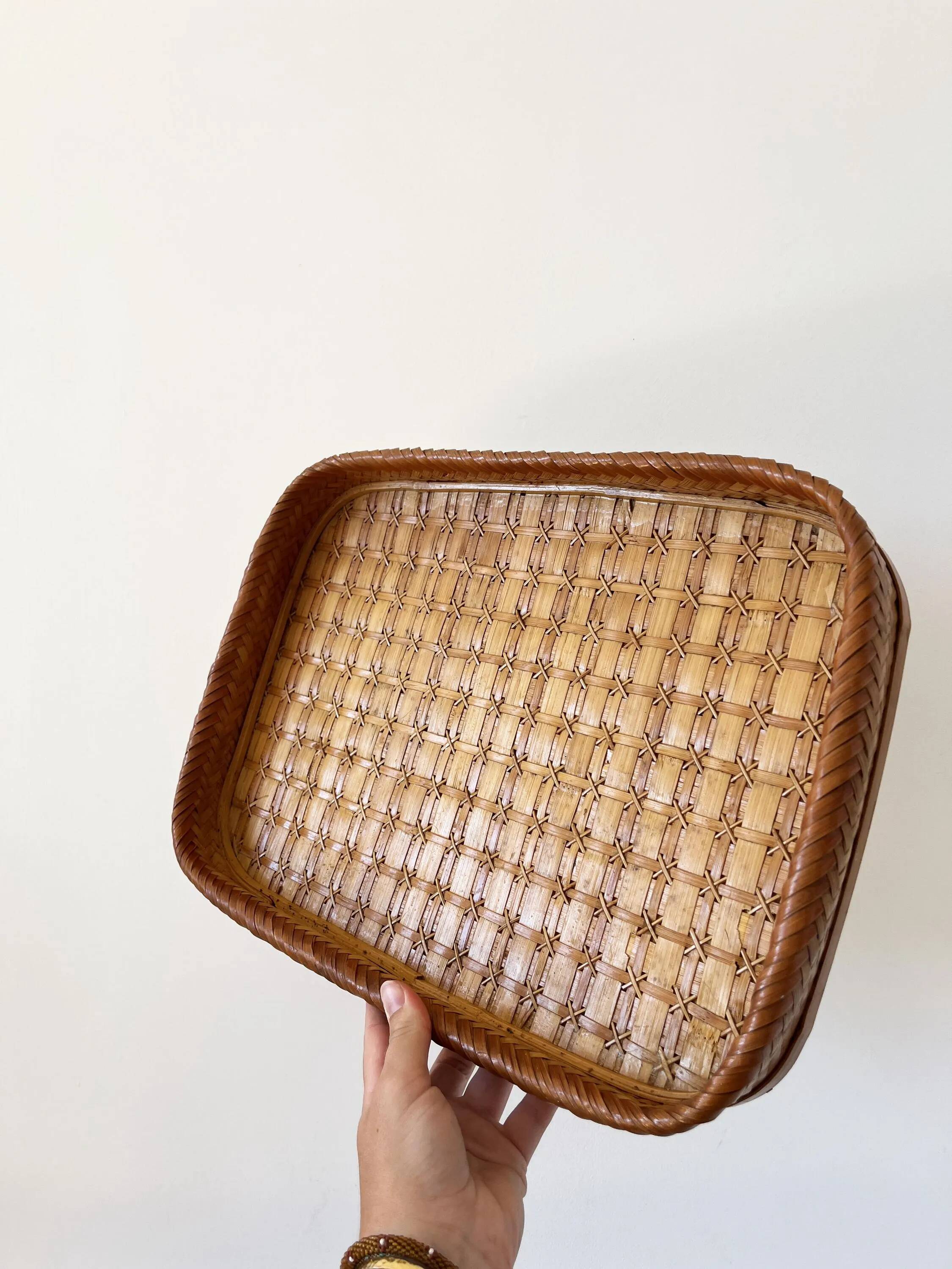 Ensemble de plateaux ancien en bois et feuille de palmier