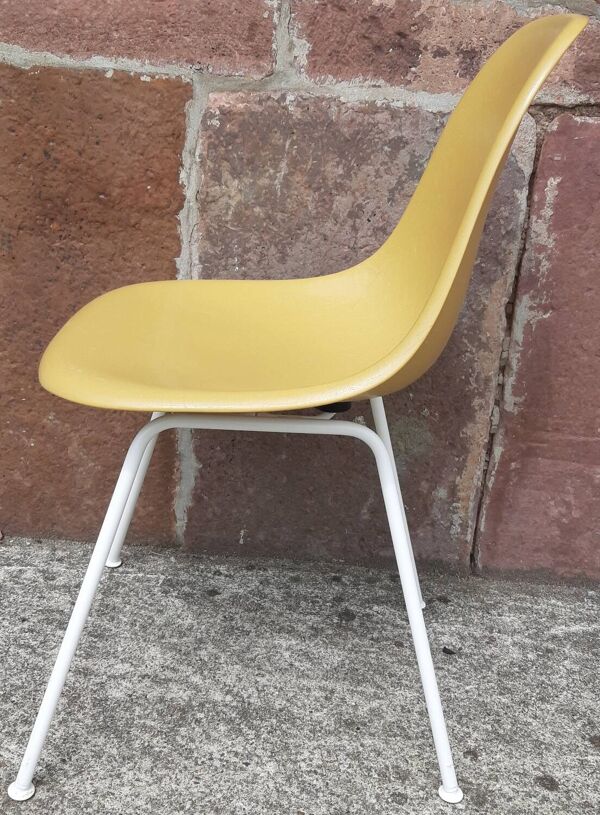 Chaise Eames Fiberglass DSX pour Vitra.