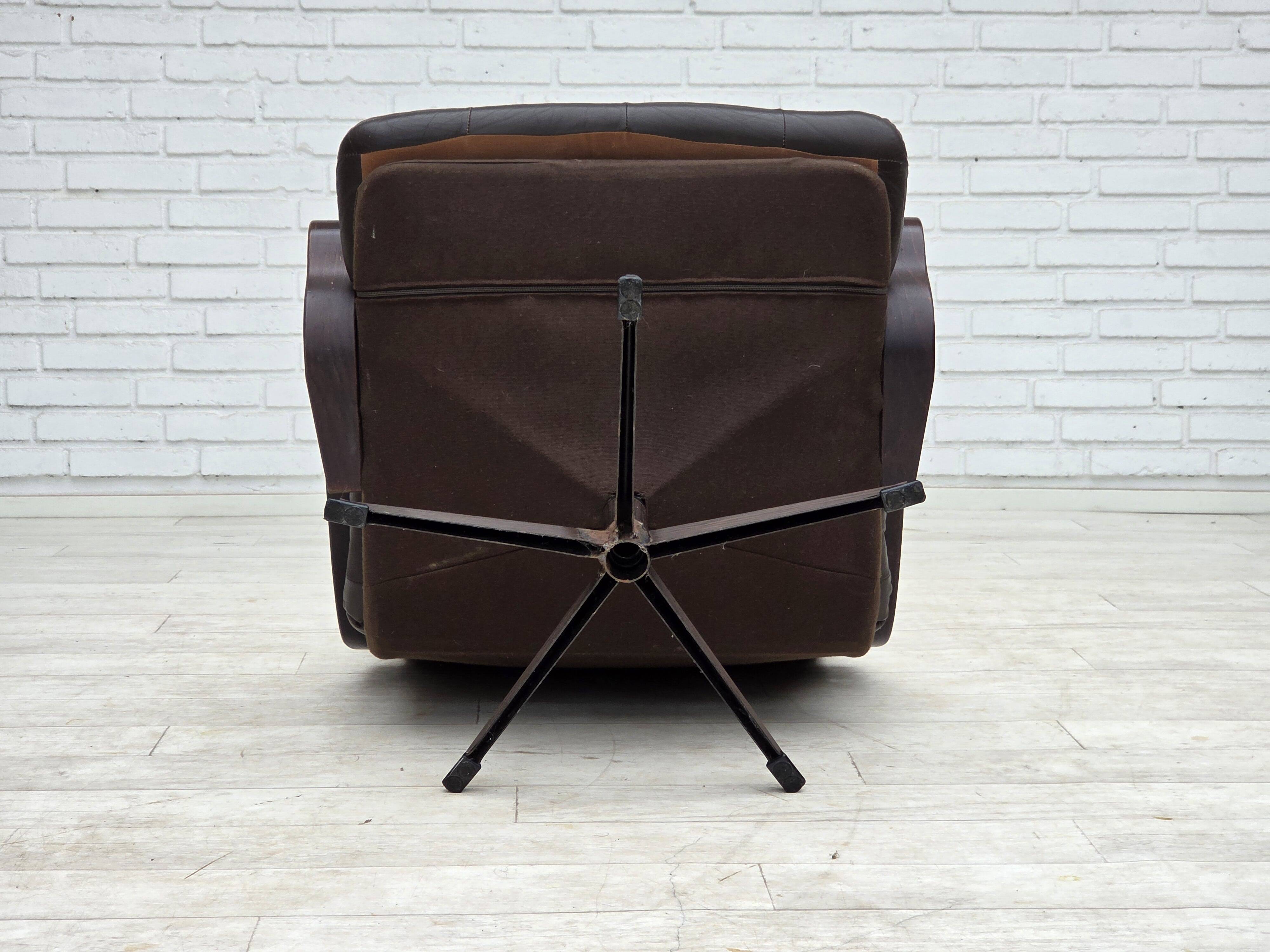 Fauteuil pivotant scandinave des années 1970, en cuir patchwork d'origine.