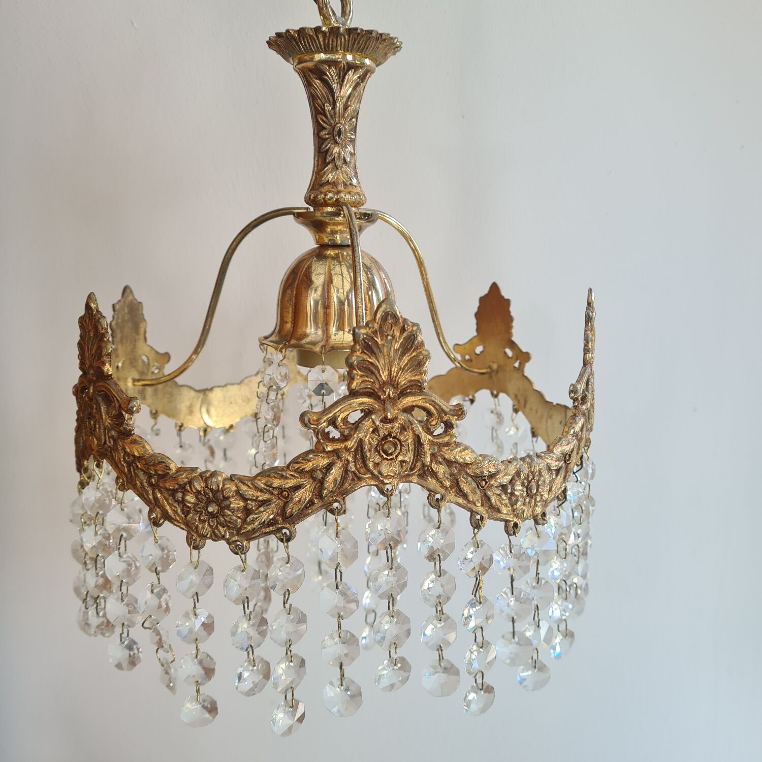 Suspension with tassels