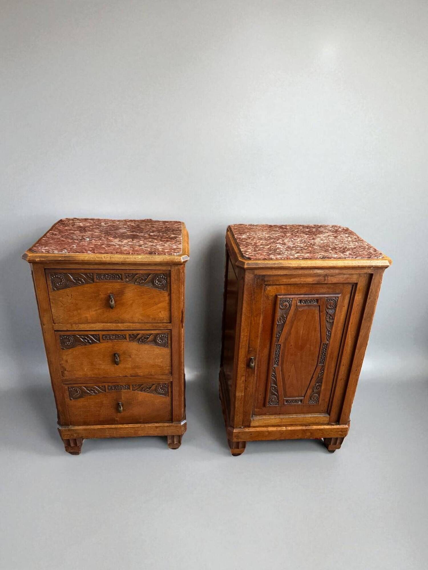 Pair of Art Deco bedside tables from 1930 in carved wood and red marble