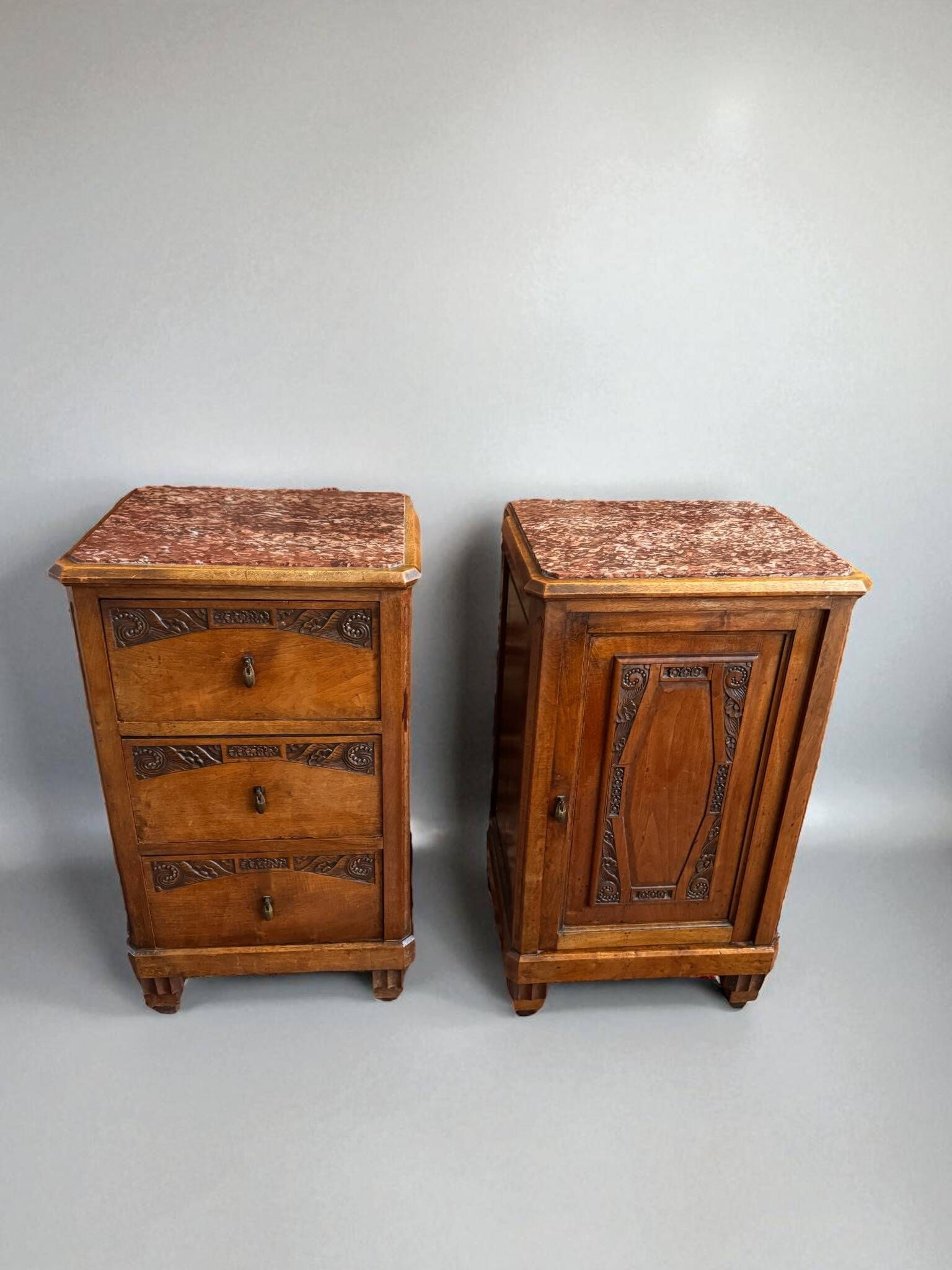 Pair of Art Deco bedside tables from 1930 in carved wood and red marble