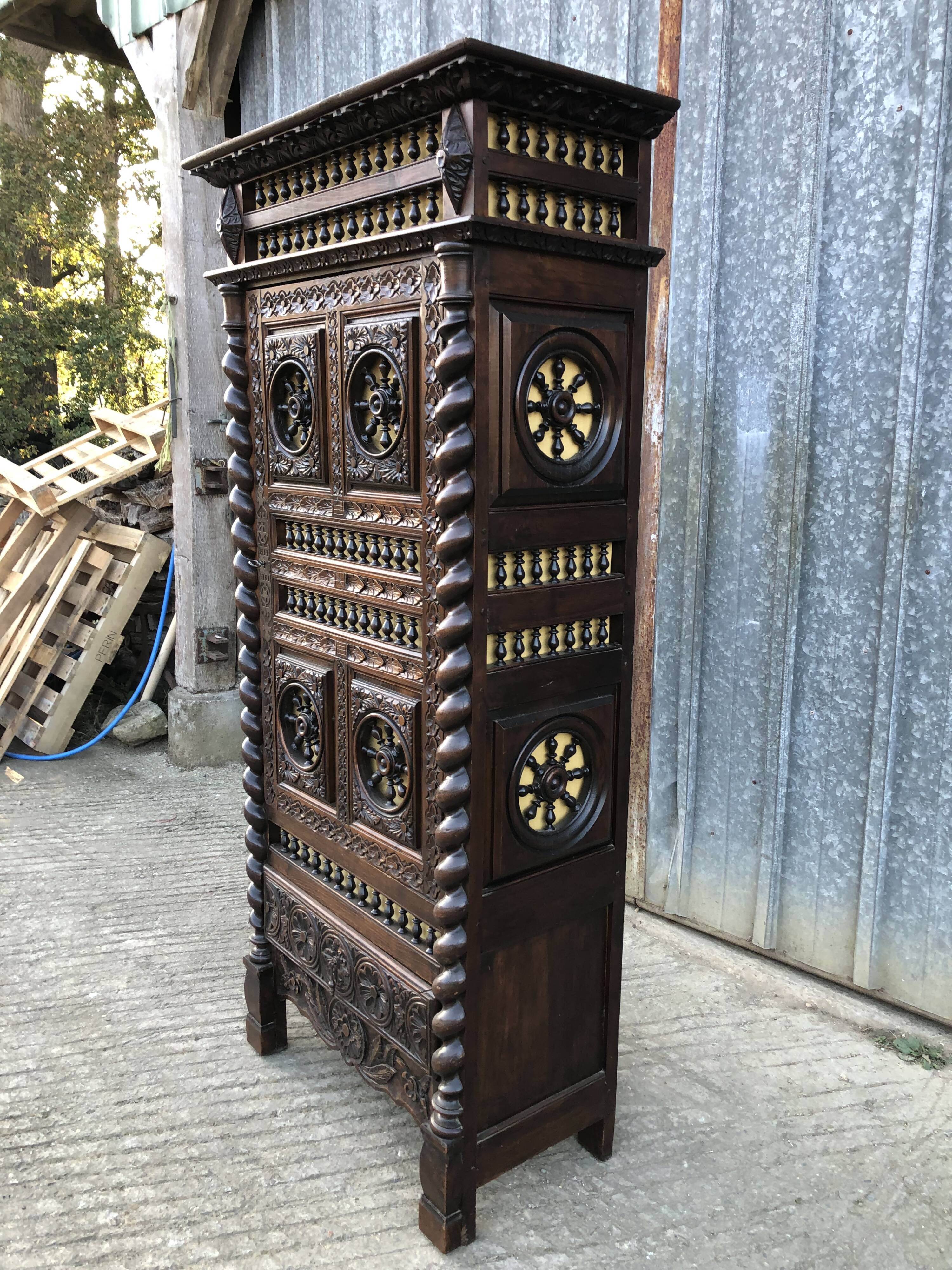 Breton bonnet cupboard in solid oak with 1 door and 1 drawer.