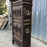 Breton bonnet cupboard in solid oak with 1 door and 1 drawer.
