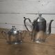 Service à café en métal argenté , cafetière et sucrier