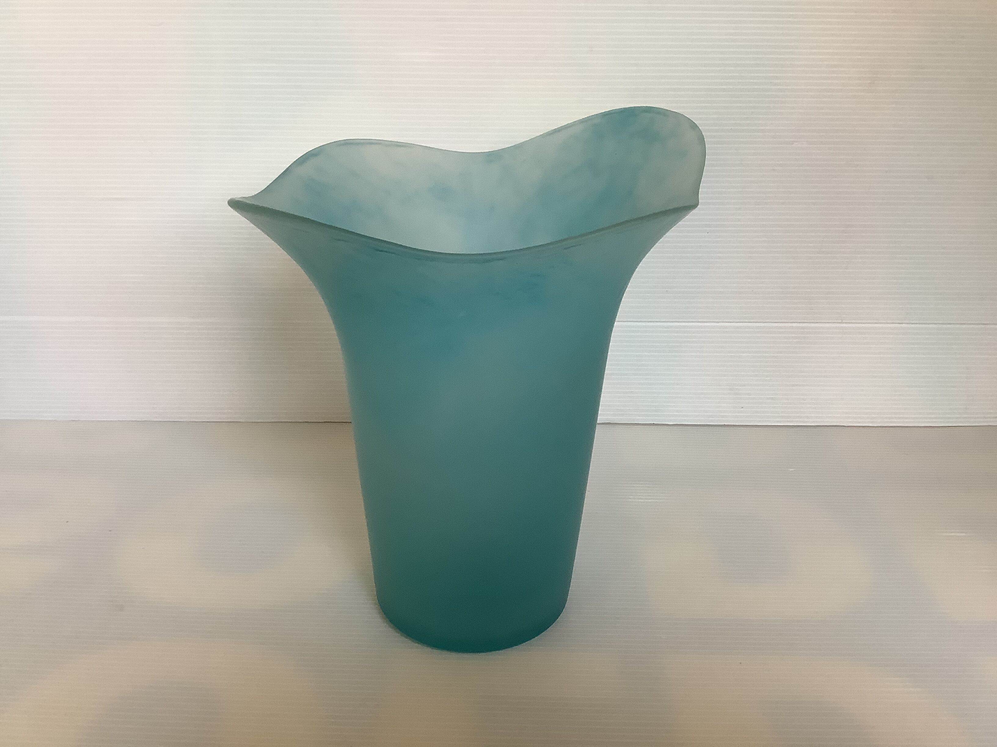 Vase corolla blue glass paste
