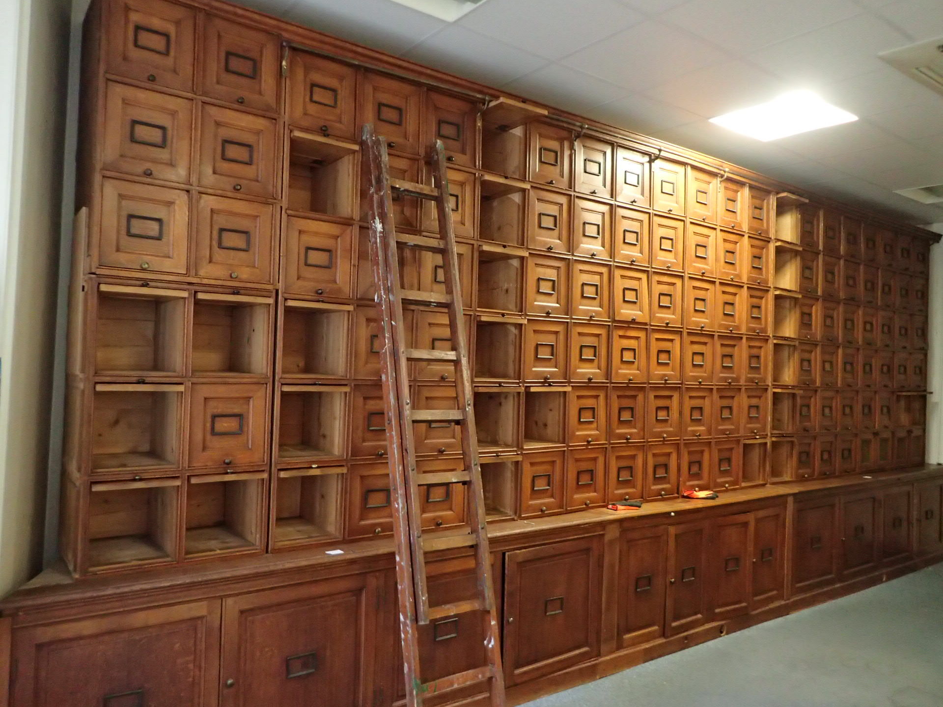 Notary cabinet