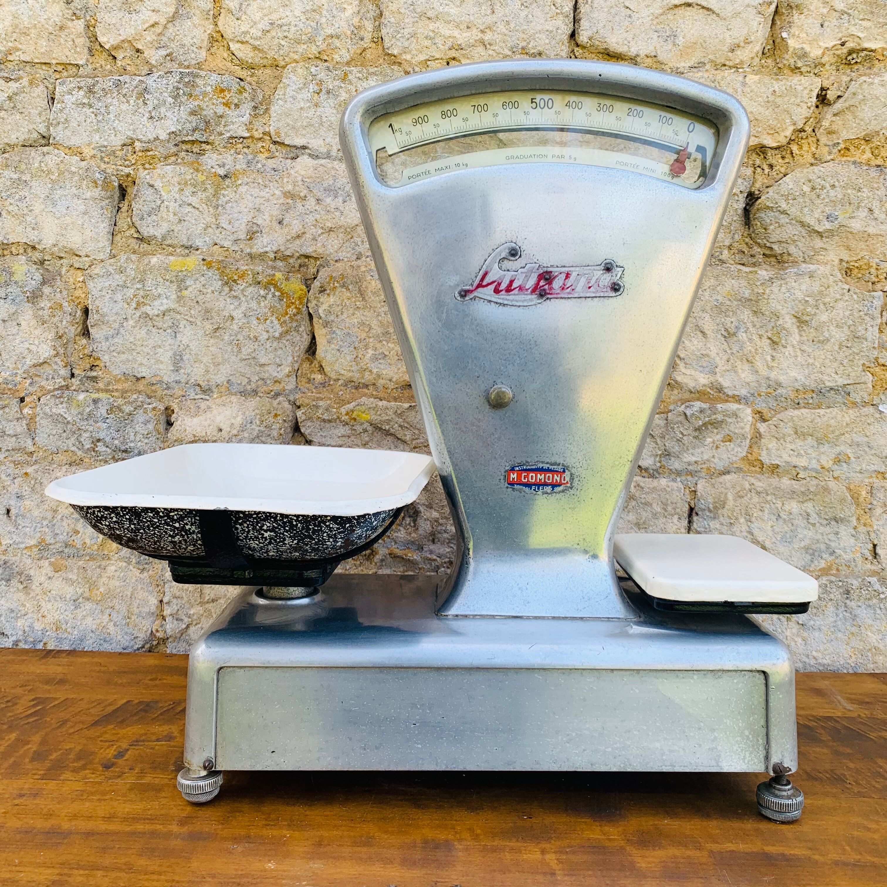 Old Lutrana grocery scale