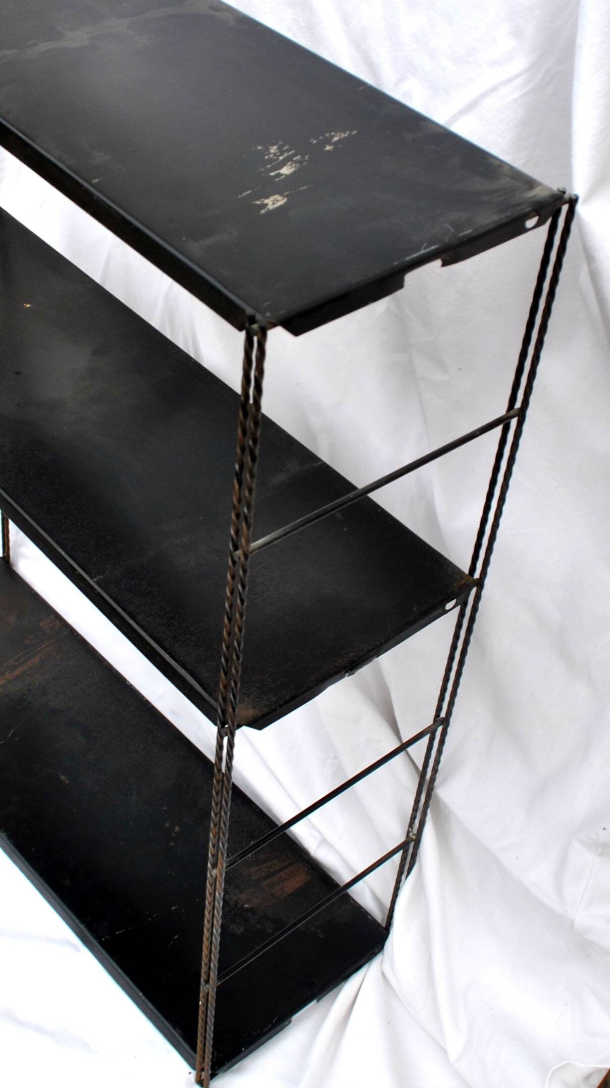 Etagère string moderniste modulable en fer forgé et tôle noir, 1950-1960