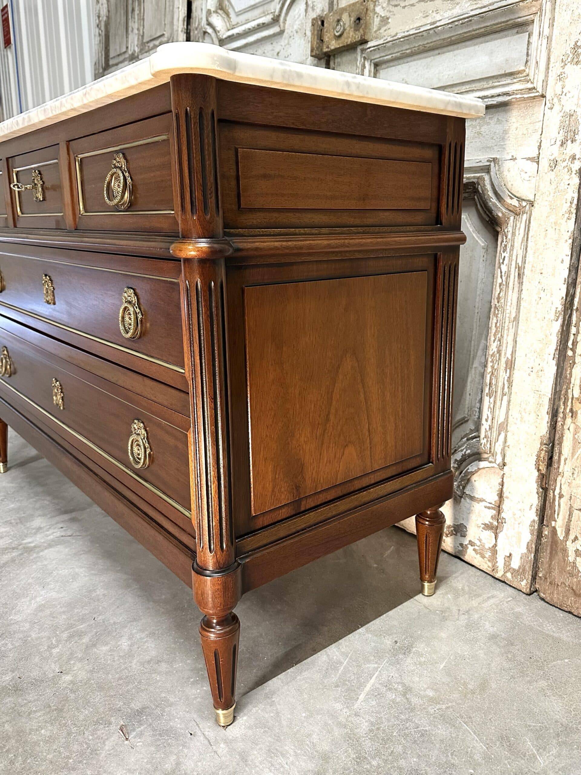 Commode de style Louis XVI en acajou