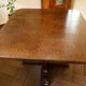 Table rustique en chêne avec piètement central