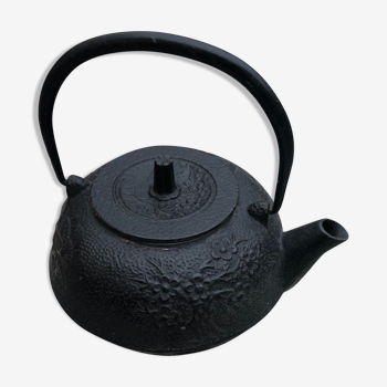 Cast teapot