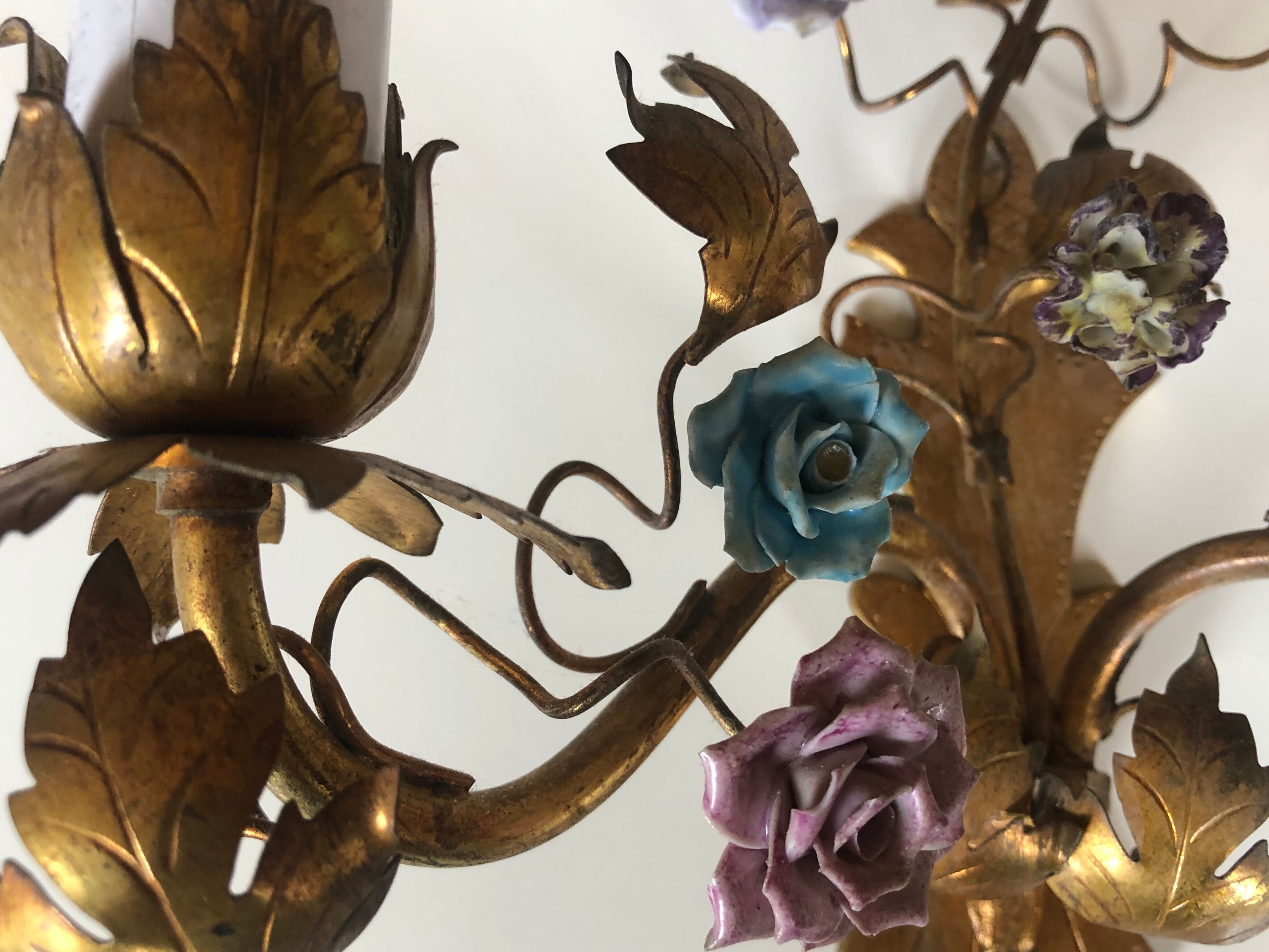 Two bronze wall light decorated with flowers in german porcelain