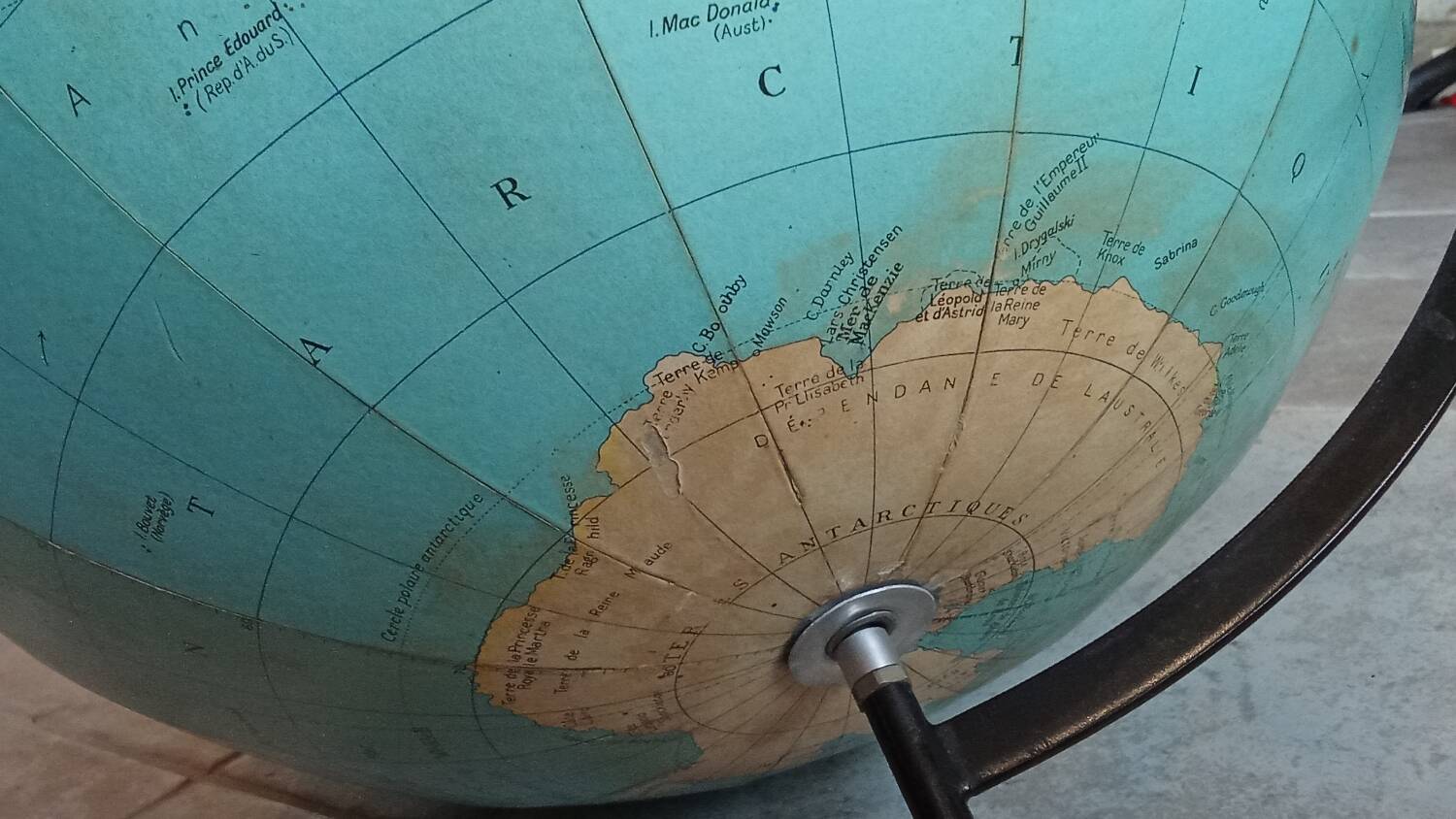 Old terrestrial globe world map Taride metal feet