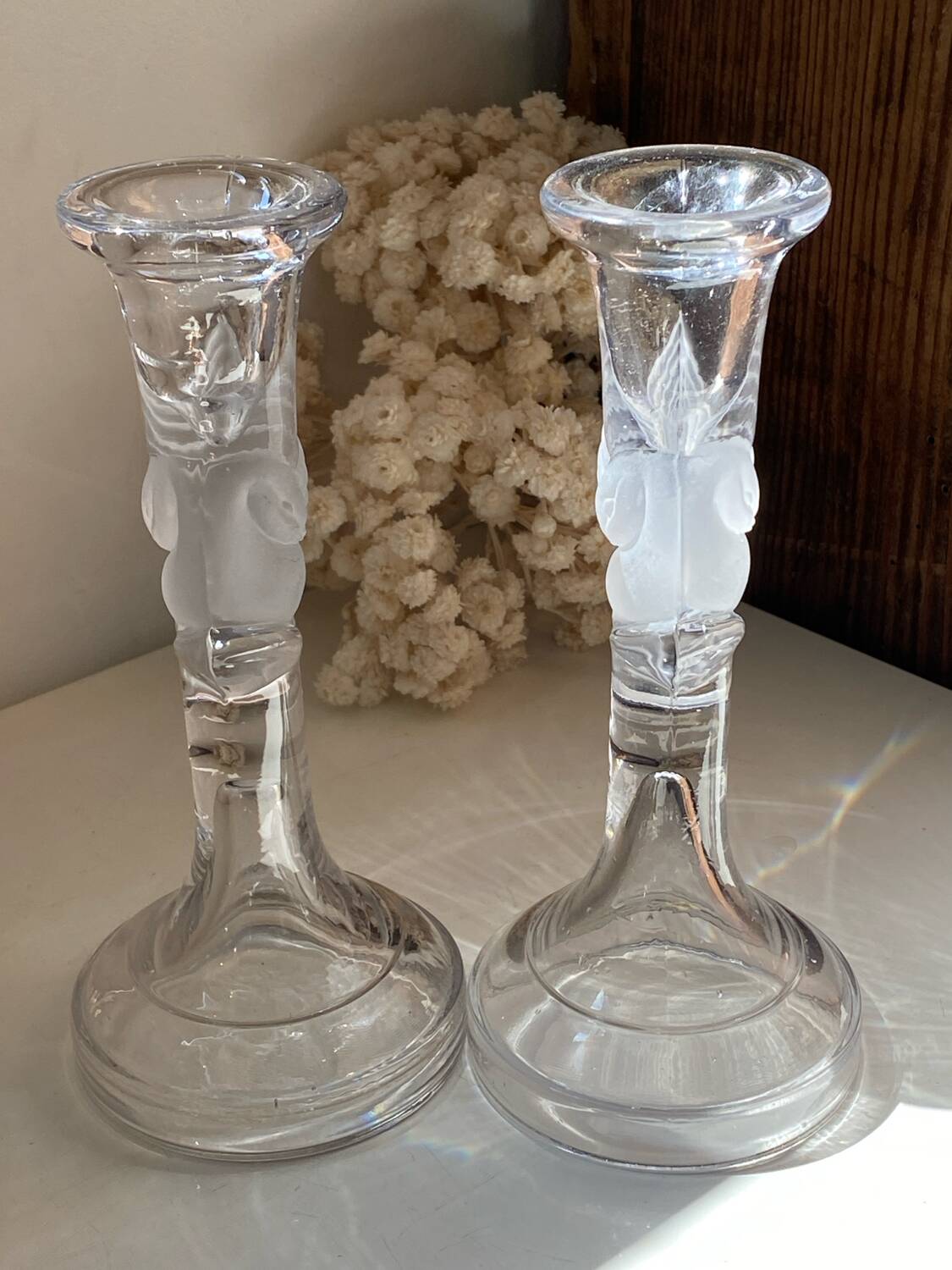 Pair of candlesticks, dove decor, in glass