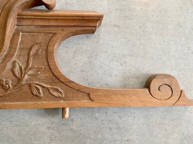 Monogrammed architectural element RE