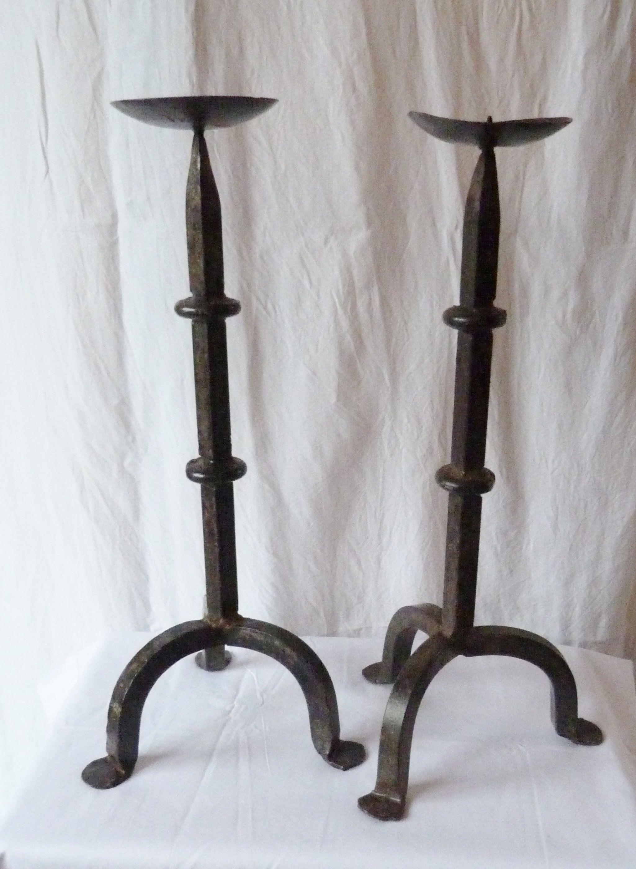Paire de chandeliers gothiques