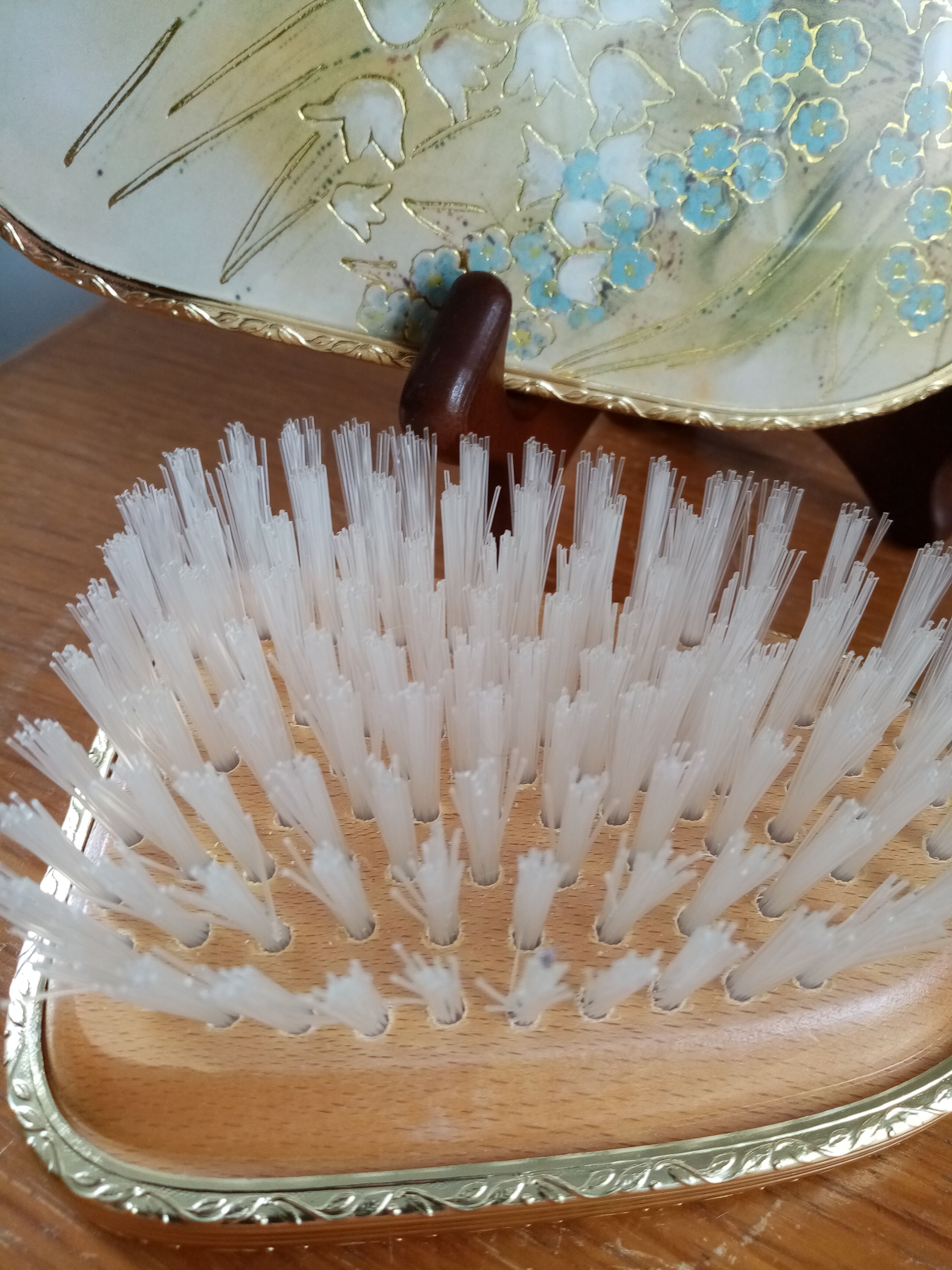 Hand mirror set and comb