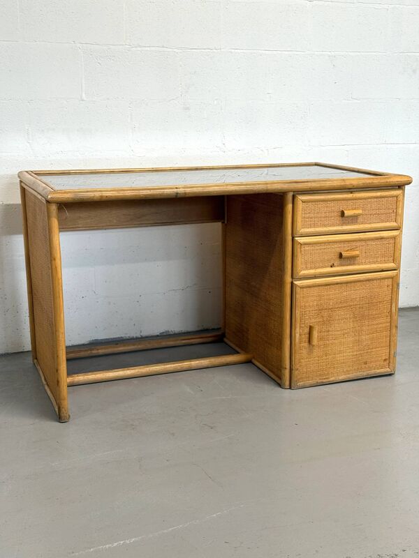Bureau vintage en bambou et rotin tressé — plateau en verre