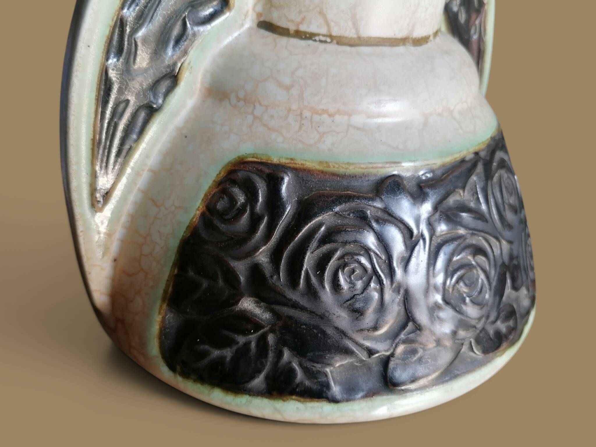 Earthenware ear vase with crackled glaze, Art Deco - Black roses