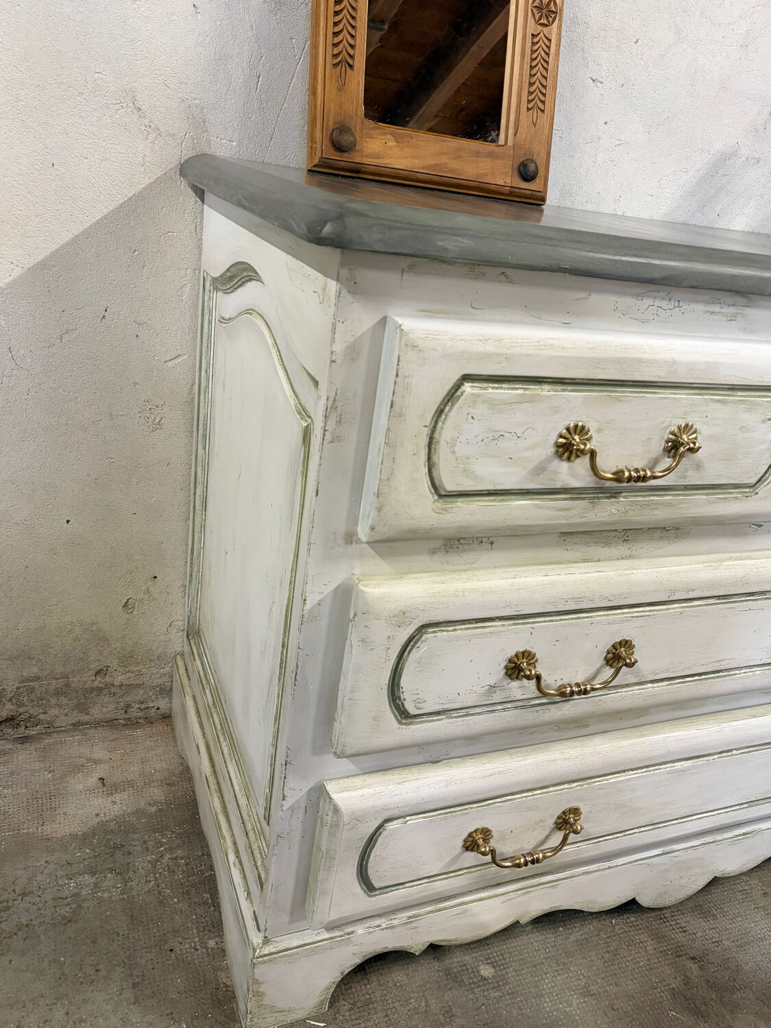 Vintage commode style