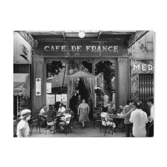 Photo, "Le café de France in L'Isle-sur-la-Sorgue", 1979 / Tribute to Willy RONIS / 15 x 20