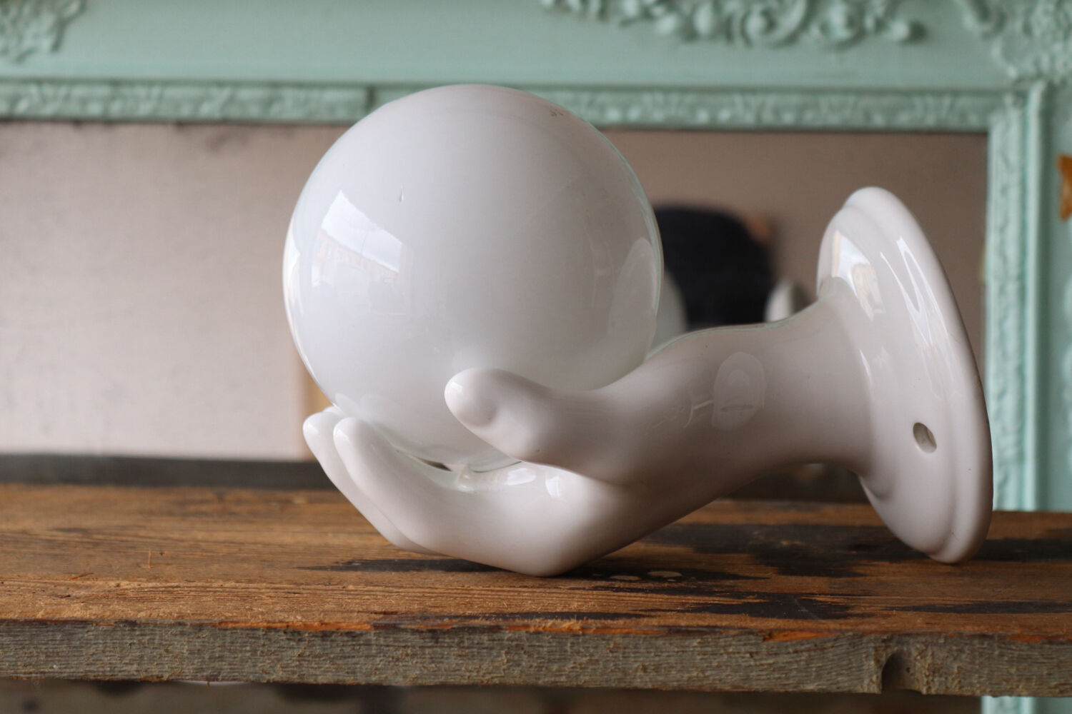 Antique wall light in ceramic – hand & globe